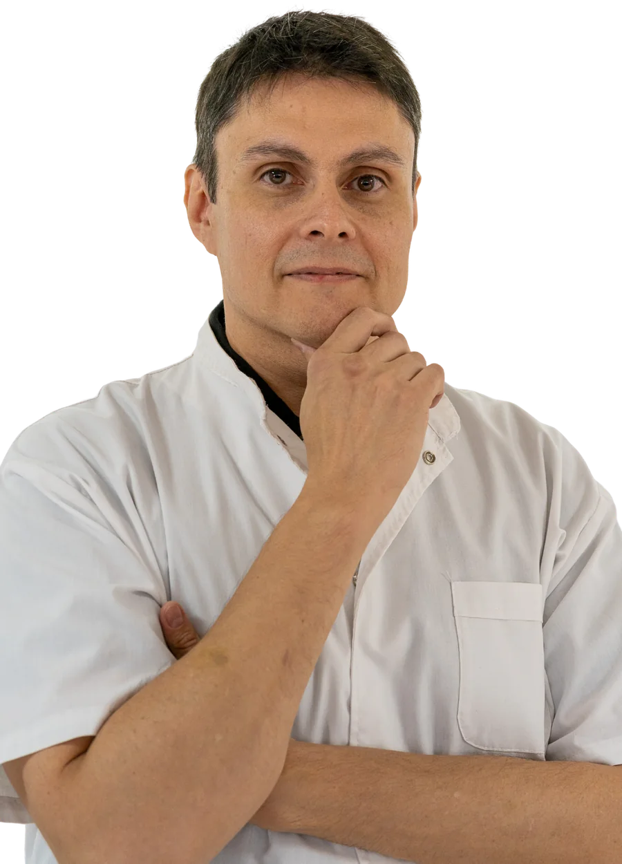 Dr. Jonathan Ríos Carignano con guardapolvo
